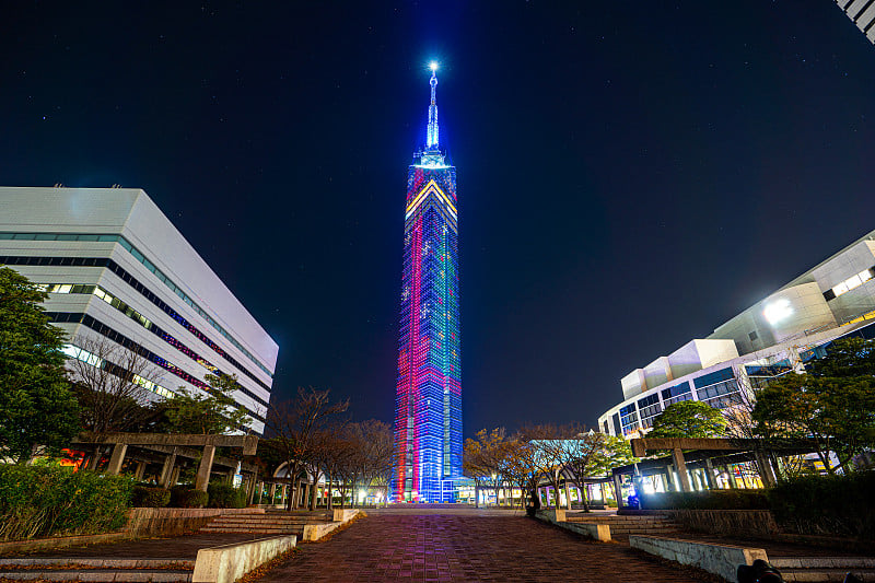 夜晚的福冈塔和城市天际线