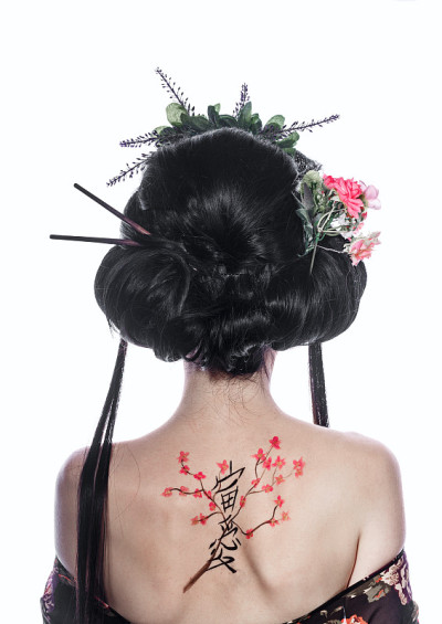 一个艺妓的背影。图樱桃和象形文字