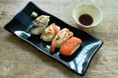 寿司日本食物与芥末蘸酱油