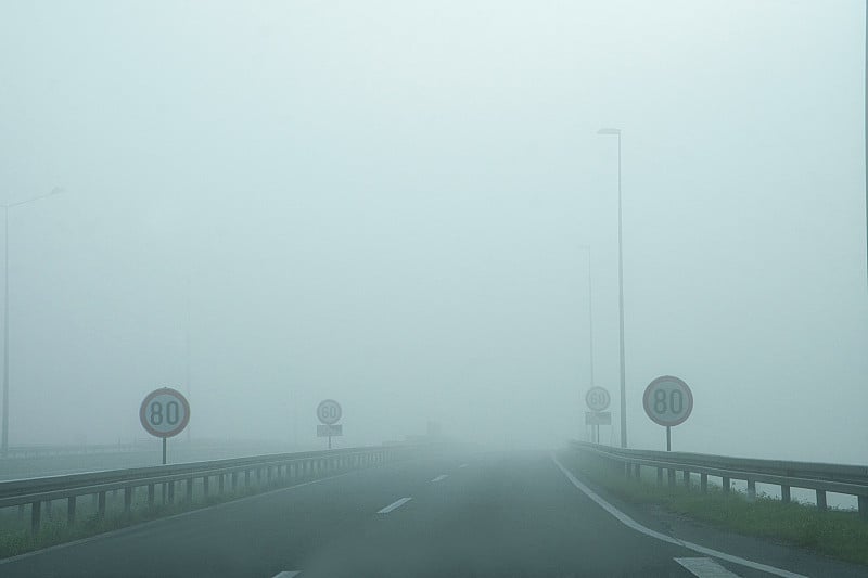 道路能见度差，路途危险