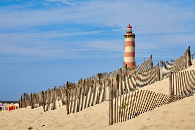 Praia da Barra灯塔和沙丘围栏，用于控制风蚀，促进葡萄牙阿威罗沙滩上的沙丘稳定