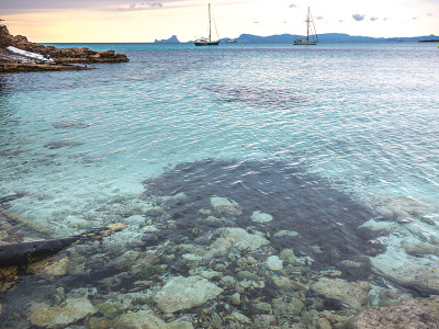 透明Formentera水域
