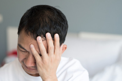 商人的偏头痛症状患有搏动性头痛的人。人民医疗保健理念