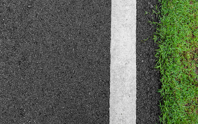 表面粗糙的沥青黑色深灰色道路街道和绿色的草地纹理背景，空的复制空间，俯视图抽象无缝柏油路