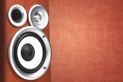 深色音乐扬声器。大声的听音乐。