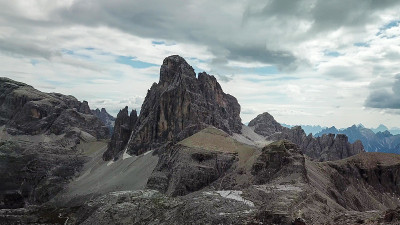 Oberbachernspitze -意大利白云石山谷的全景。山坡上有一座巨大的山