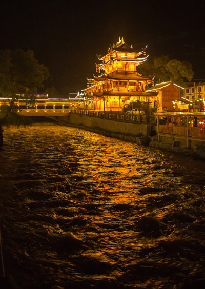 明亮优雅的中国夜街