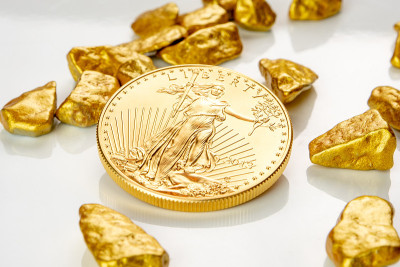 金鹰一盎司金币铺在一堆金块上，黄金矿石