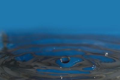 蓝色的水滴在水面上荡漾