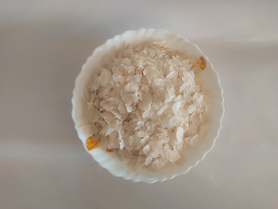 近距离观看打米饭在碗孤立的白色背景