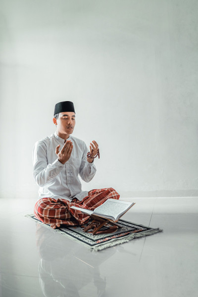 向上帝祈祷的亚洲穆斯林男子