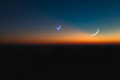 土星、木星和月球的天文合相。