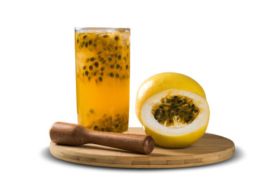 新鲜饮料与百香果凯匹林亚在白色的背景