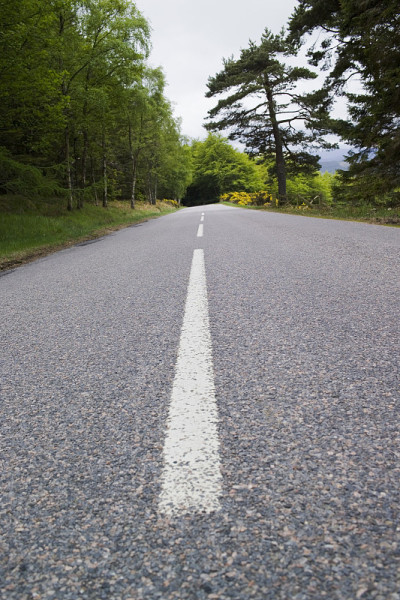从低角度看苏格兰乡村公路