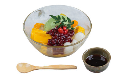 隔离抹茶(绿茶)冰淇淋搭配杰克果、荔枝、橘子、椰蓉和红豆沙。