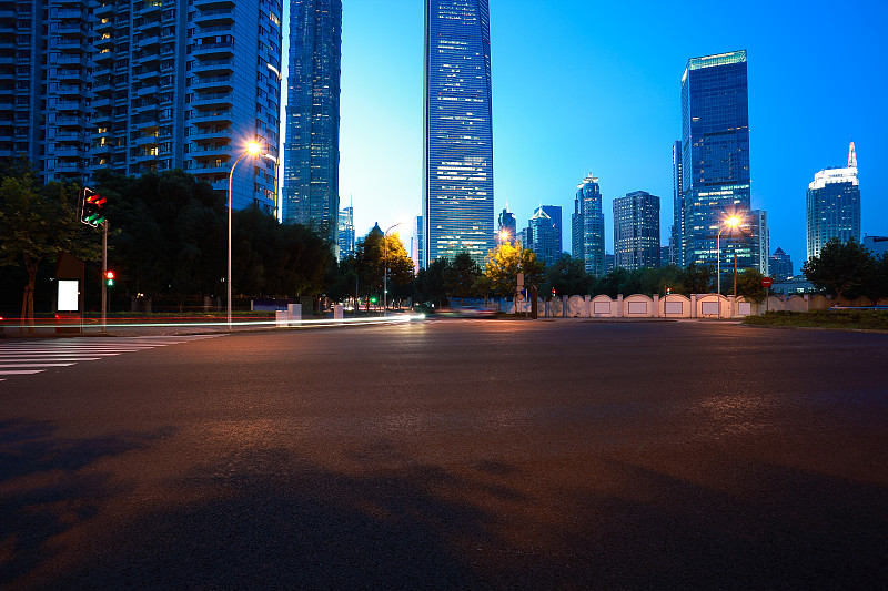 空路面与城市地标建筑的夜晚