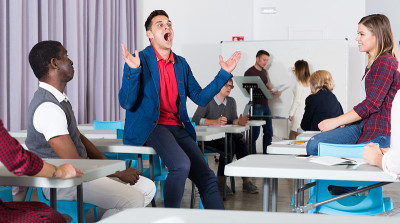 成人学生课间休息
