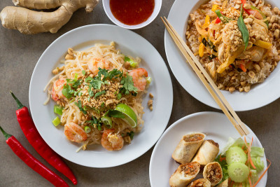 美味的亚洲美食，在家送，与家人和朋友共进晚餐
