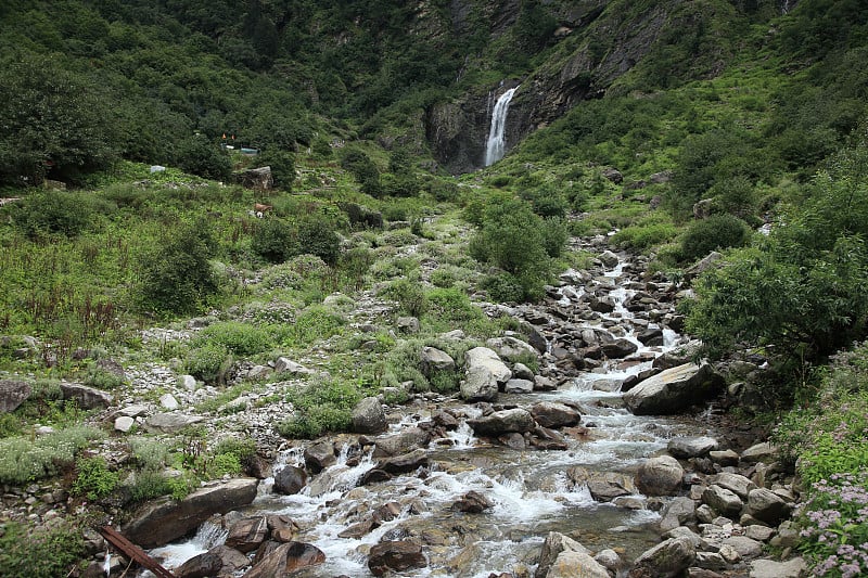 水流过拉克什曼恒河的岩石河床，这是印度喜马拉雅山脉恒河的上游支流