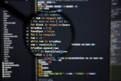 真正的Python代码开发屏幕。编程工作流抽象算法概念。放大后可见的Python代码行。