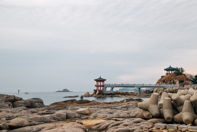 Yeonggeumjeong韩国传统亭和海在长草，韩国