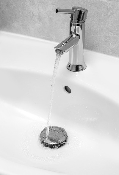 水从水龙头里滴下来