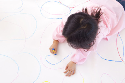 幼儿园的女孩们在羊皮纸上画画
