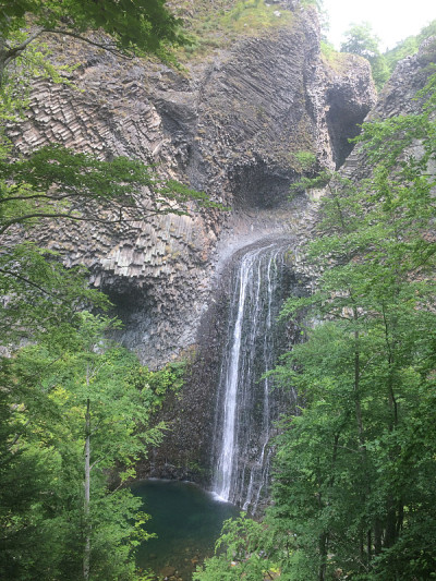 山间瀑布