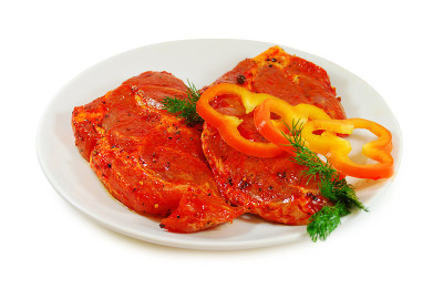 生肉。加调味汁的肉排片
