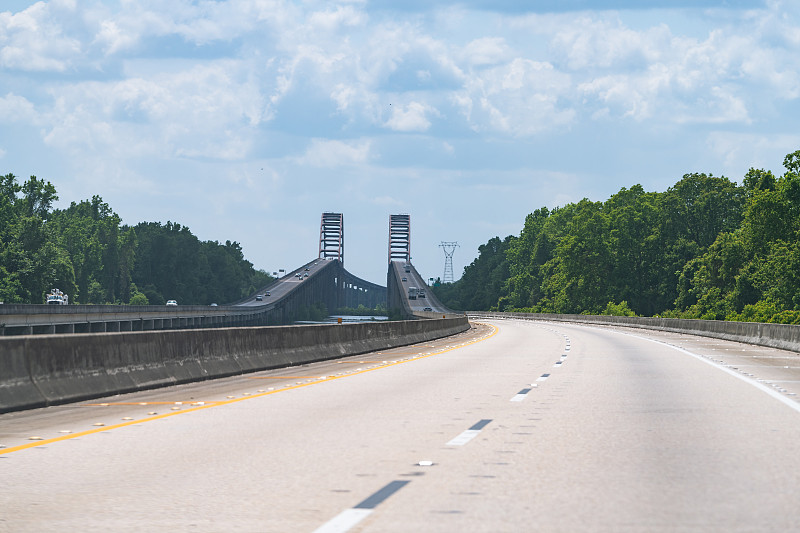 Bay Minette和州际高速公路i-65在阿拉巴马州，在移动湾水域上的WK Wilson Jr.