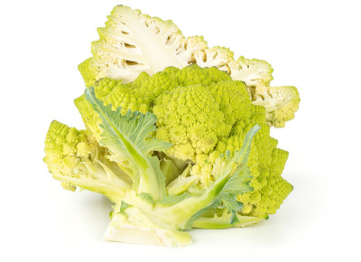 新鲜的绿色罗马花椰菜孤立在白色