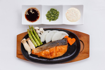 烤日本鲑鱼排。