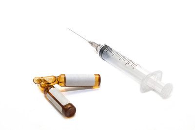 医用5ml注射器，2支安瓿，置于白色背景上。实验室和医院药品中的疫苗接种设备