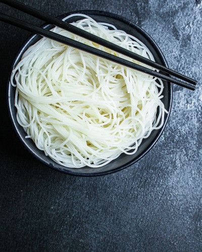 米粉薄玻璃粉菜单概念食用份量。亚洲食物背景俯视图拷贝空间