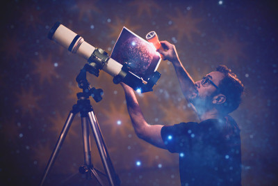 人通过望远镜看星星——占星术的概念，占星术预测未来。