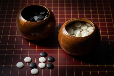 八字棋、围棋或五盘棋在光线的映衬下，用阴影衬托出亮点