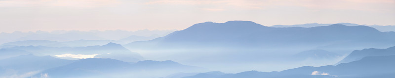 美丽的日出在山上，全景景观