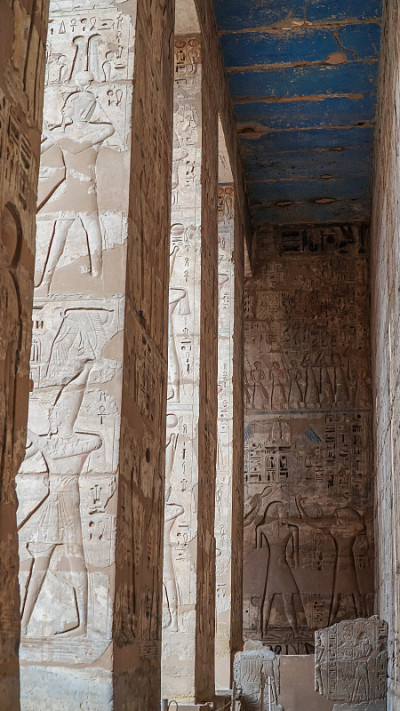 Medinet Habu神庙。埃及卢克索。位于Medinet Habu的拉美西斯三世殡仪馆是埃及卢克