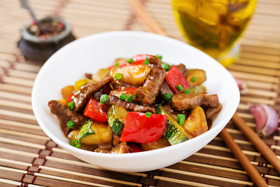 炒牛肉、甜椒、西葫芦、青苹果