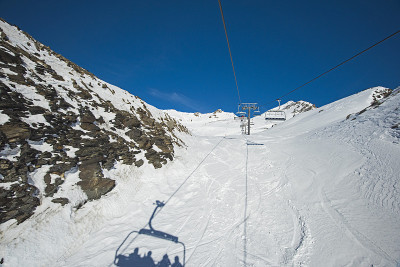 乘坐滑雪缆车上山
