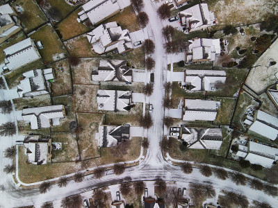 鸟瞰图的冬季景观与雪道在城市细分从无人机的观点