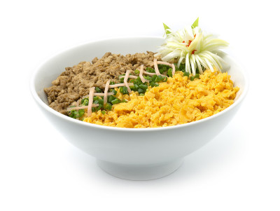鸡翅配蛋卷、小葱、日式传统饭碗