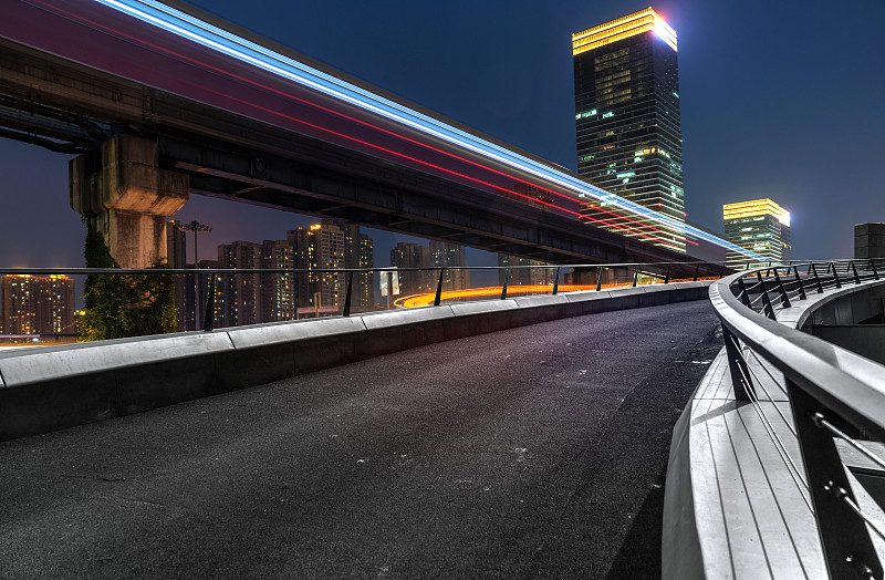 空旷的高速公路与城市景观和天际线，中国重庆。