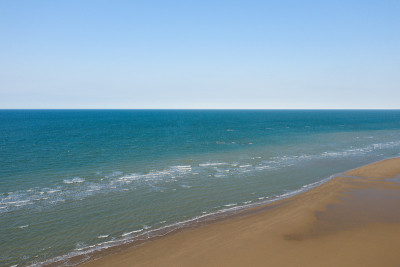 君主登陆的海滩奥马哈海滩和海峡海在欧洲，在法国，在诺曼底，在阿洛曼契，在科勒维尔，在春天，一个阳光明