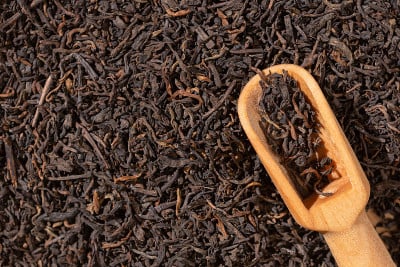 干普洱茶和木勺，近，硬光。