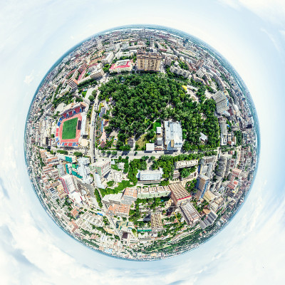 空中城市景观十字路口和道路，房屋，建筑物，公园和停车场。阳光明媚的夏日全景图