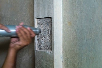 施米特锤对建筑物进行加固前的混凝土强度试验，以保证建筑物的稳定性和安全性