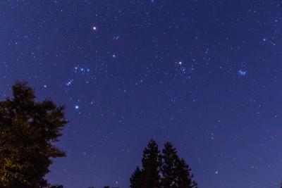 从秩父峰周围的星空