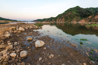 压碎河岸上的石头