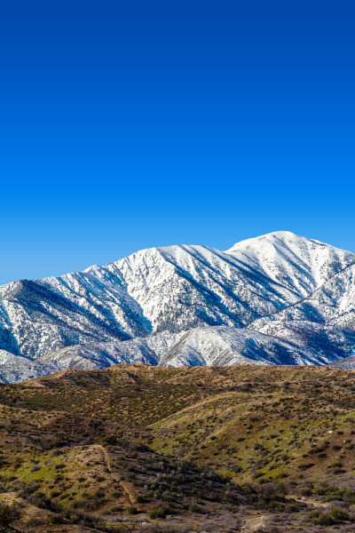 在南加州的洛杉矶国家森林里，白雪覆盖的圣加布里埃尔山脉的垂直图像